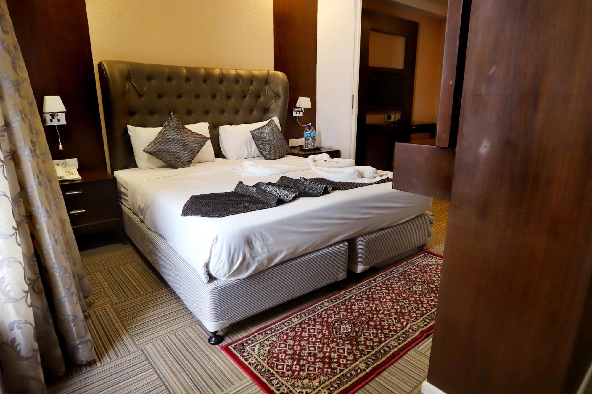 Jalsa Hotel & Banquets,인도르 외부 사진